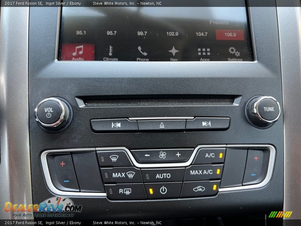 Controls of 2017 Ford Fusion SE Photo #23