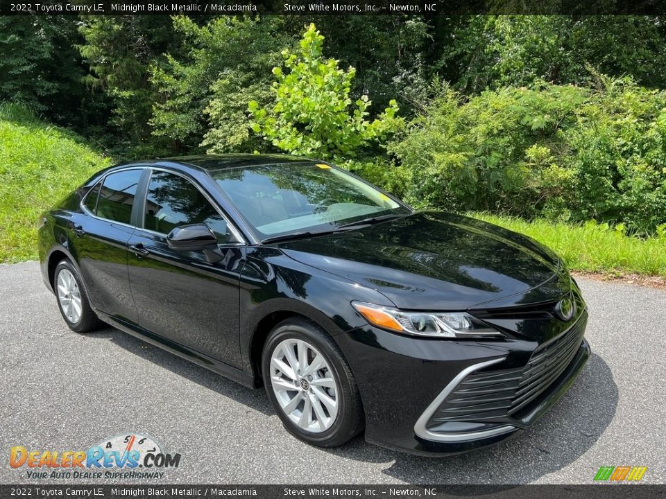 Front 3/4 View of 2022 Toyota Camry LE Photo #5