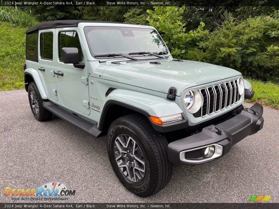 Front 3/4 View of 2024 Jeep Wrangler 4-Door Sahara 4x4 Photo #4