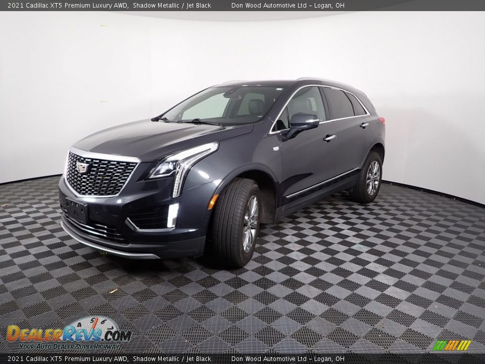 Front 3/4 View of 2021 Cadillac XT5 Premium Luxury AWD Photo #8