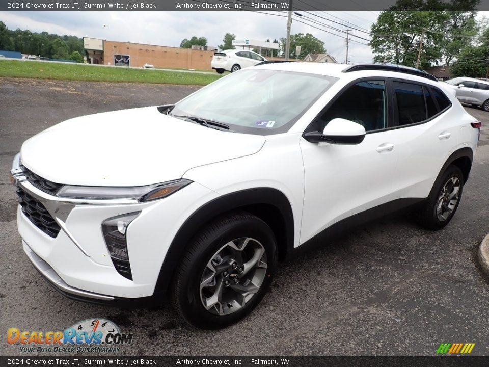 Front 3/4 View of 2024 Chevrolet Trax LT Photo #8