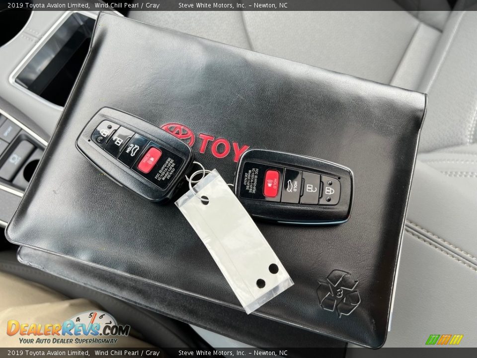 Keys of 2019 Toyota Avalon Limited Photo #29