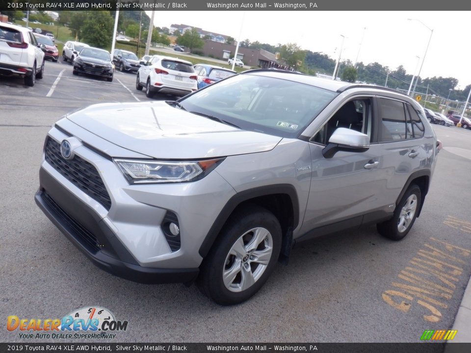 Front 3/4 View of 2019 Toyota RAV4 XLE AWD Hybrid Photo #5