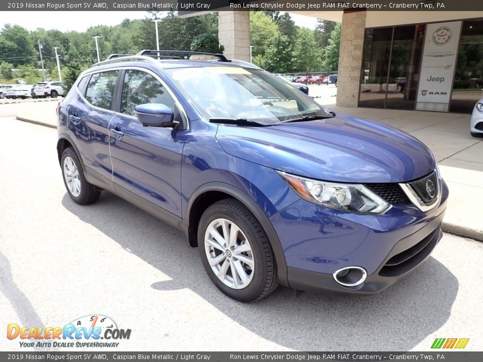 Front 3/4 View of 2019 Nissan Rogue Sport SV AWD Photo #2