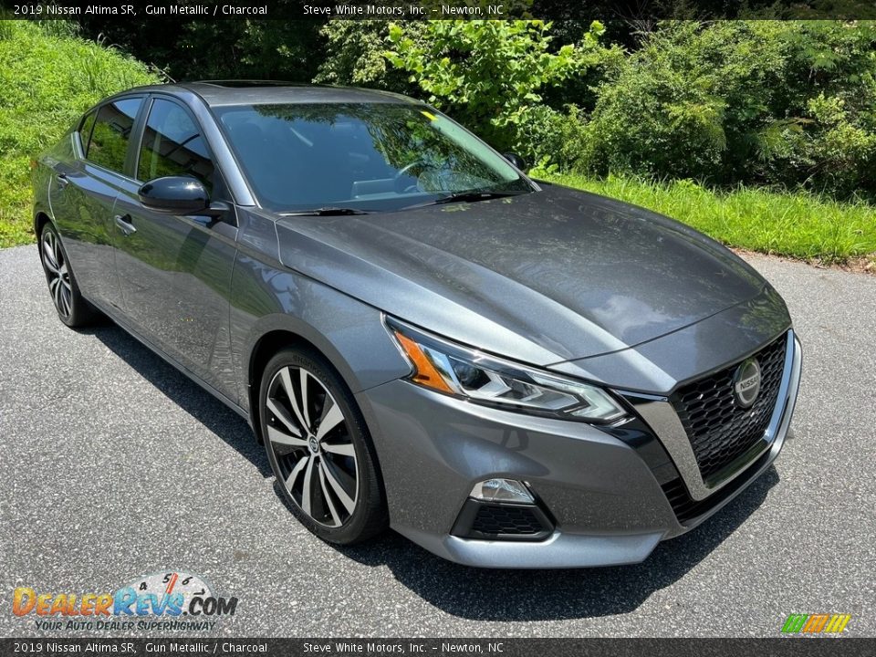 Front 3/4 View of 2019 Nissan Altima SR Photo #5