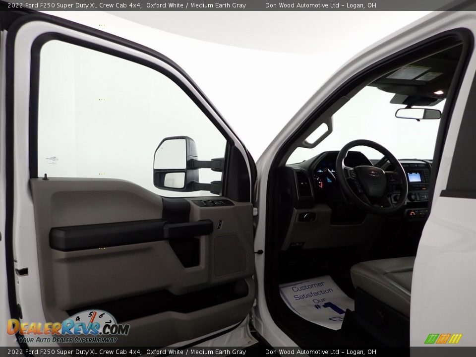 2022 Ford F250 Super Duty XL Crew Cab 4x4 Oxford White / Medium Earth Gray Photo #10