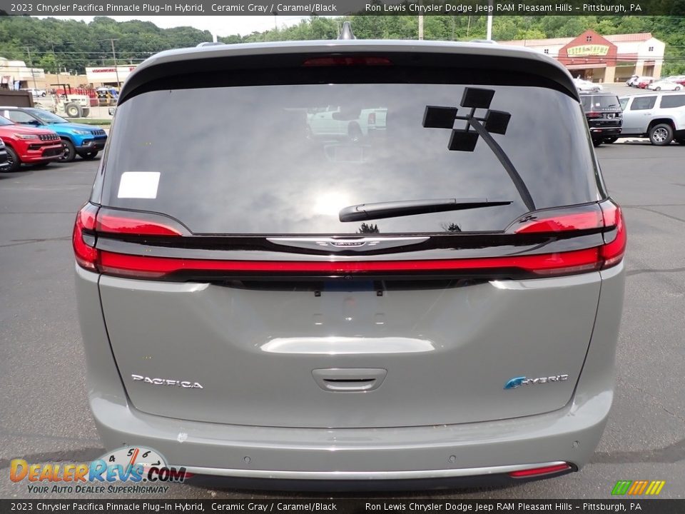 2023 Chrysler Pacifica Pinnacle Plug-In Hybrid Ceramic Gray / Caramel/Black Photo #4