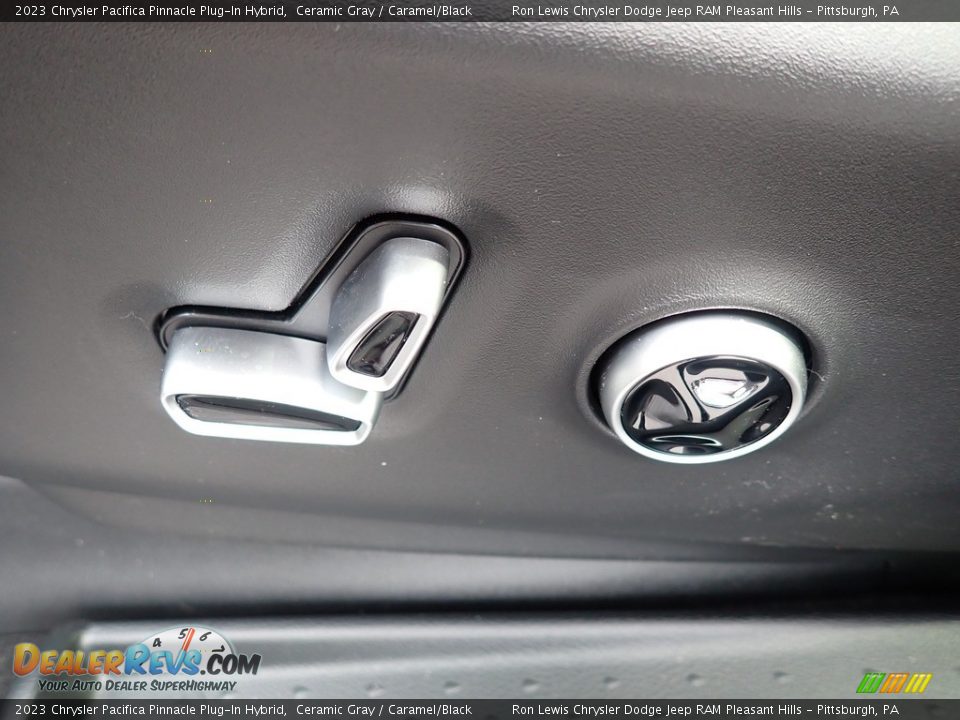 2023 Chrysler Pacifica Pinnacle Plug-In Hybrid Ceramic Gray / Caramel/Black Photo #17