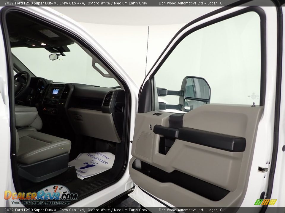 2022 Ford F250 Super Duty XL Crew Cab 4x4 Oxford White / Medium Earth Gray Photo #25