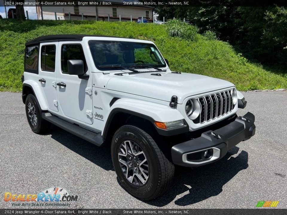 Front 3/4 View of 2024 Jeep Wrangler 4-Door Sahara 4x4 Photo #4