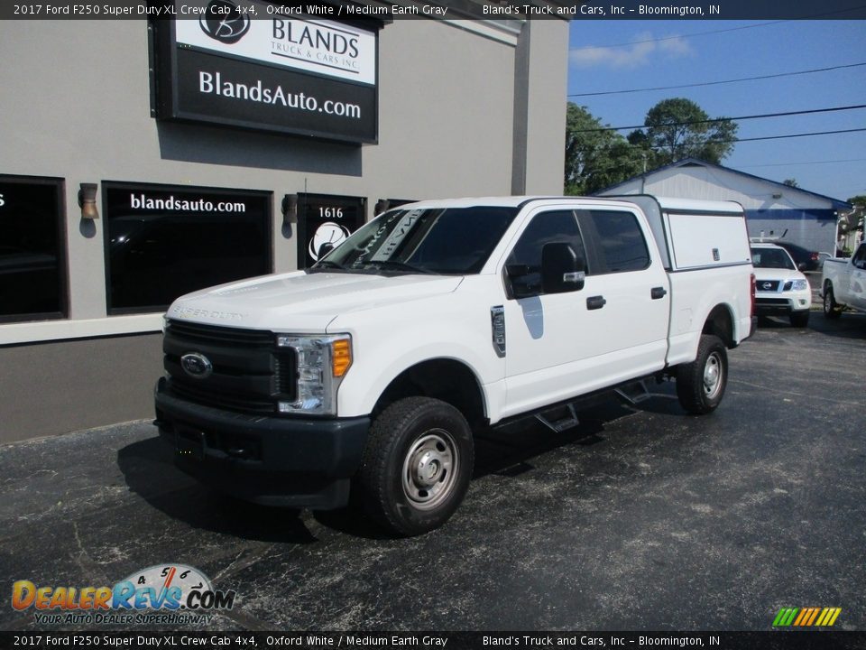 2017 Ford F250 Super Duty XL Crew Cab 4x4 Oxford White / Medium Earth Gray Photo #2