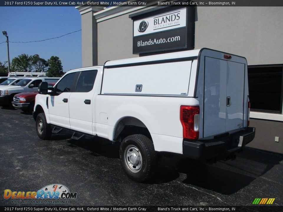 2017 Ford F250 Super Duty XL Crew Cab 4x4 Oxford White / Medium Earth Gray Photo #3