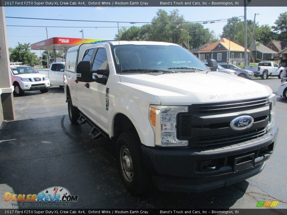 2017 Ford F250 Super Duty XL Crew Cab 4x4 Oxford White / Medium Earth Gray Photo #5