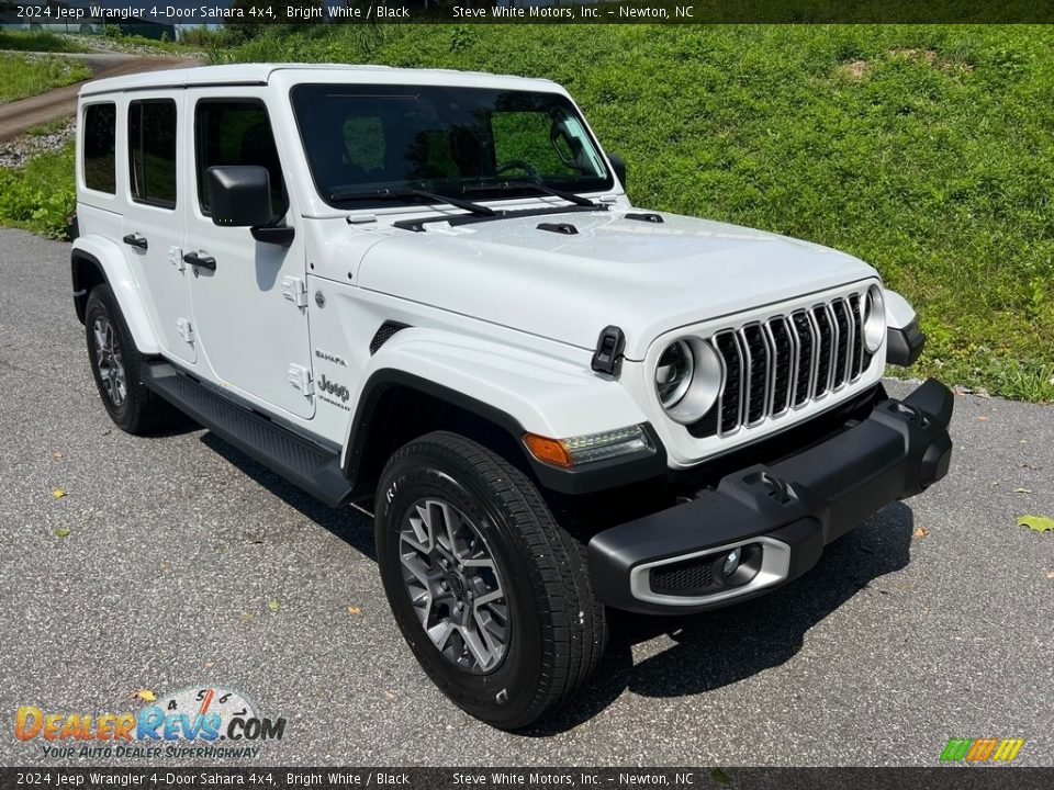 Front 3/4 View of 2024 Jeep Wrangler 4-Door Sahara 4x4 Photo #4