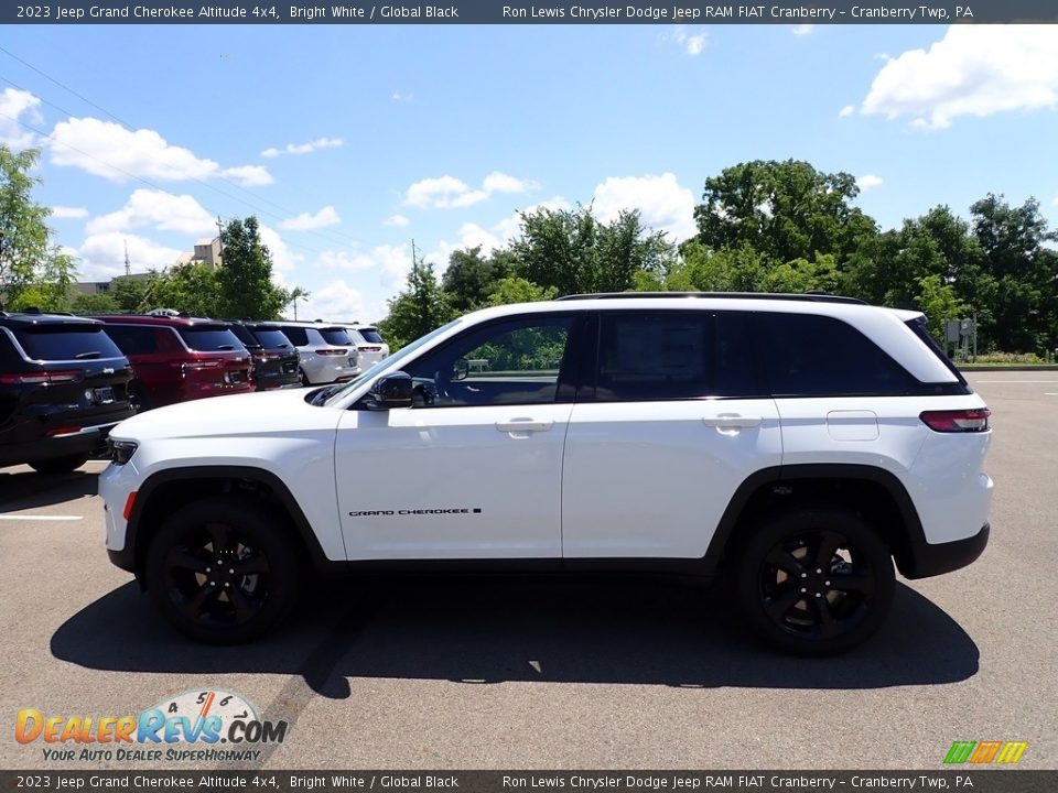 2023 Jeep Grand Cherokee Altitude 4x4 Bright White / Global Black Photo #2