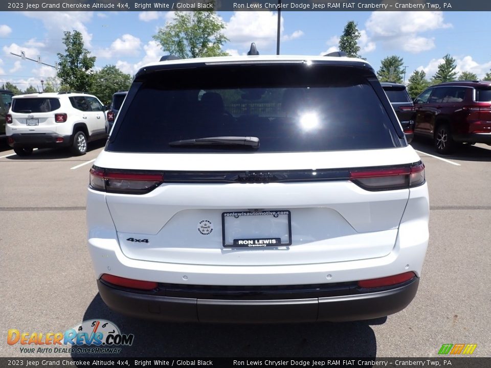 2023 Jeep Grand Cherokee Altitude 4x4 Bright White / Global Black Photo #4