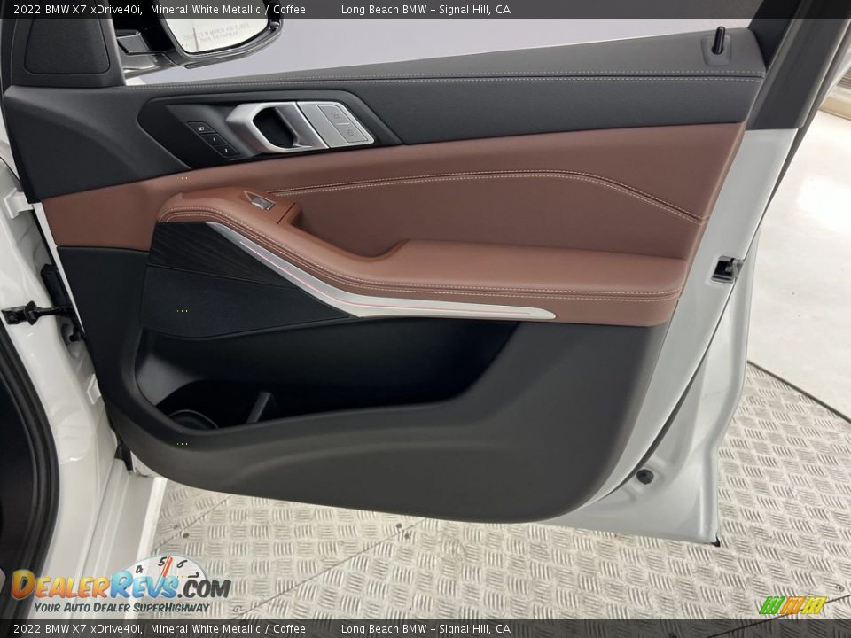 Door Panel of 2022 BMW X7 xDrive40i Photo #12
