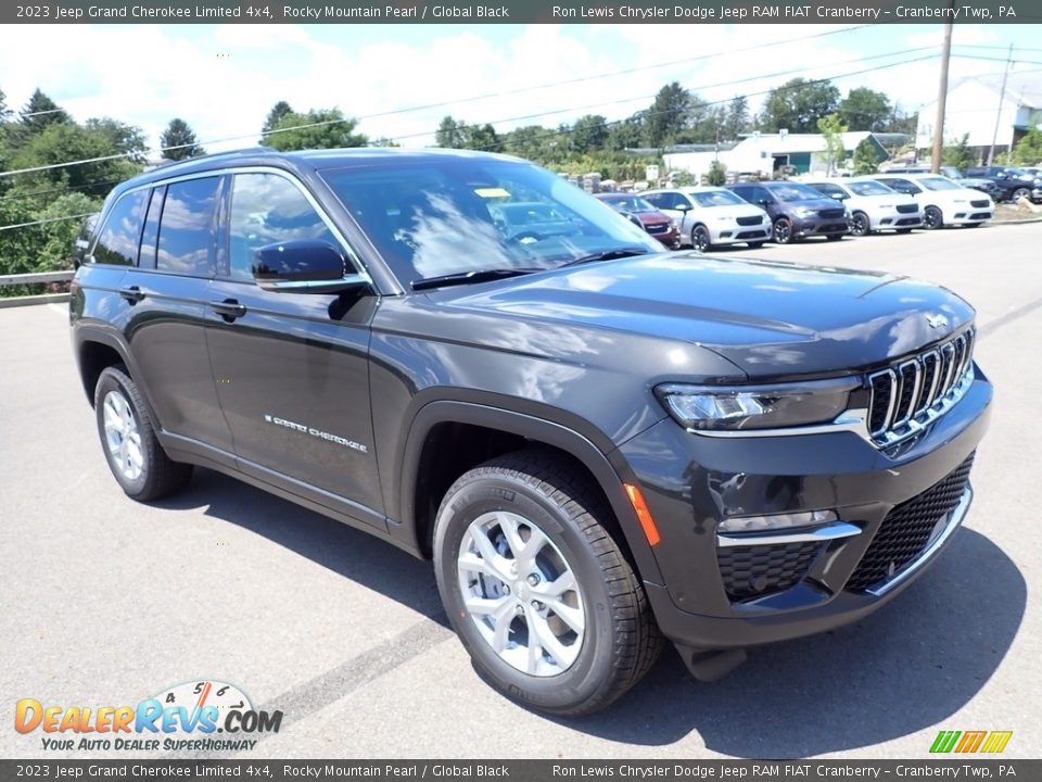 Front 3/4 View of 2023 Jeep Grand Cherokee Limited 4x4 Photo #7