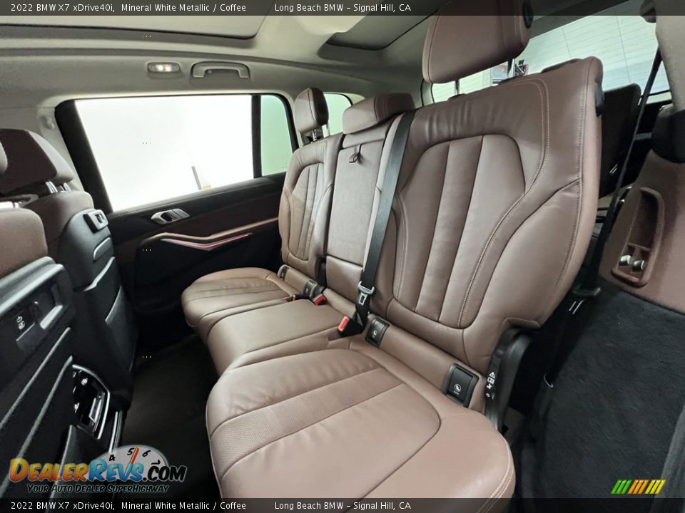 Rear Seat of 2022 BMW X7 xDrive40i Photo #18