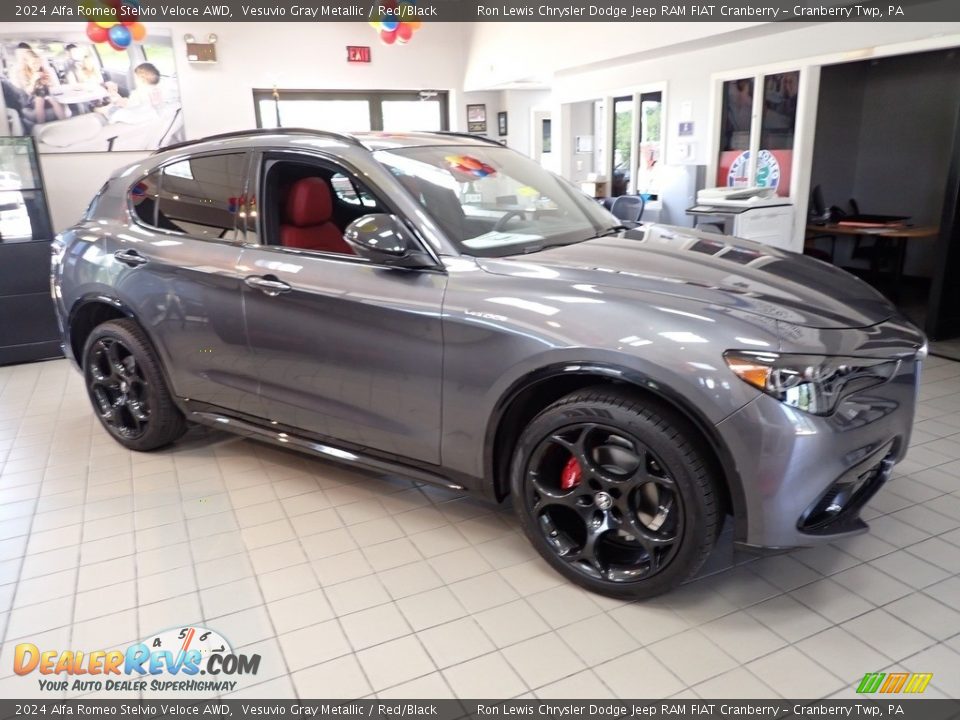 Front 3/4 View of 2024 Alfa Romeo Stelvio Veloce AWD Photo #3