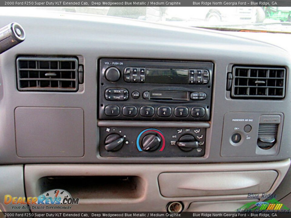 Controls of 2000 Ford F250 Super Duty XLT Extended Cab Photo #16