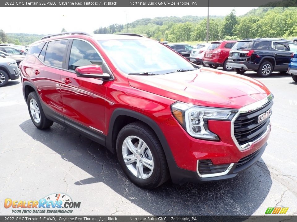 Front 3/4 View of 2022 GMC Terrain SLE AWD Photo #9