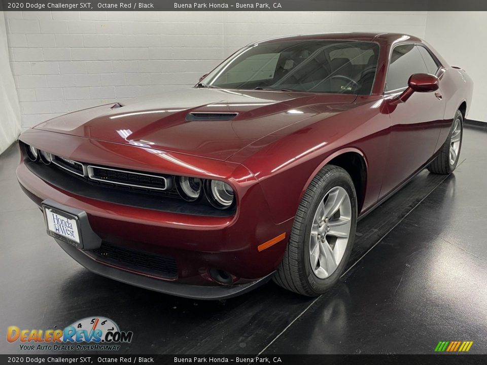 Front 3/4 View of 2020 Dodge Challenger SXT Photo #3