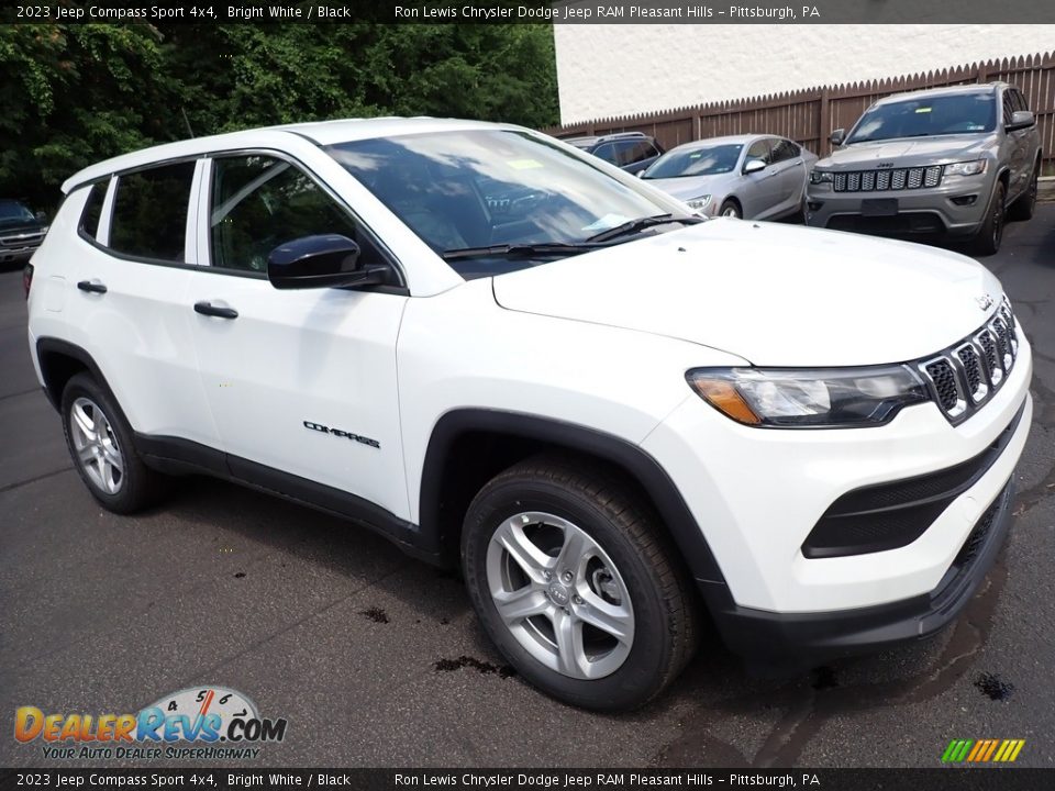 Front 3/4 View of 2023 Jeep Compass Sport 4x4 Photo #8