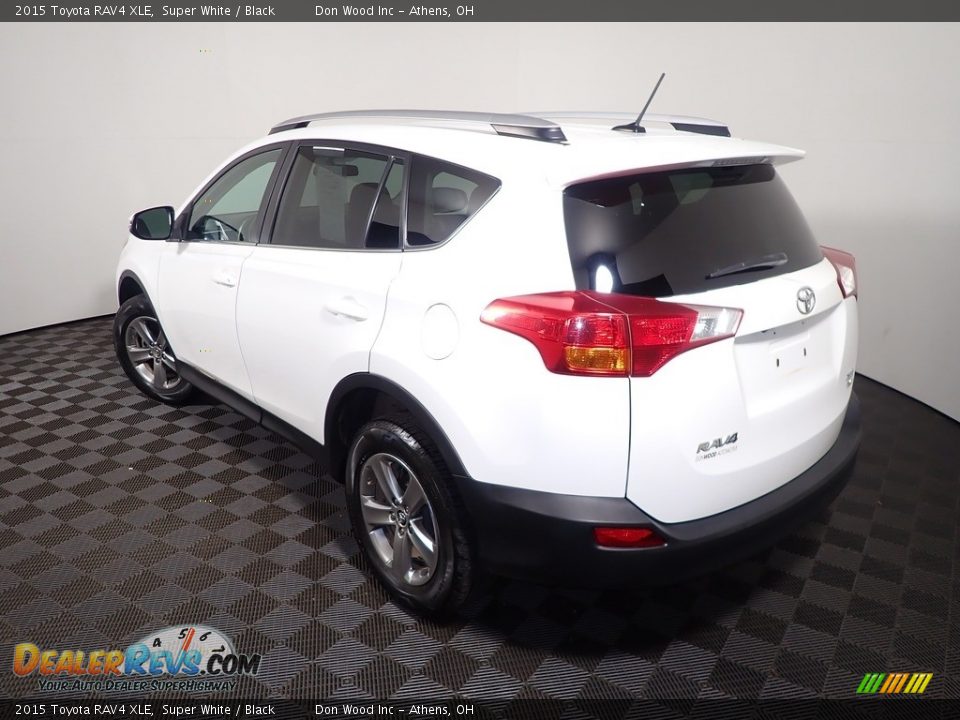 2015 Toyota RAV4 XLE Super White / Black Photo #11