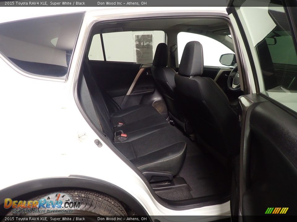 2015 Toyota RAV4 XLE Super White / Black Photo #33