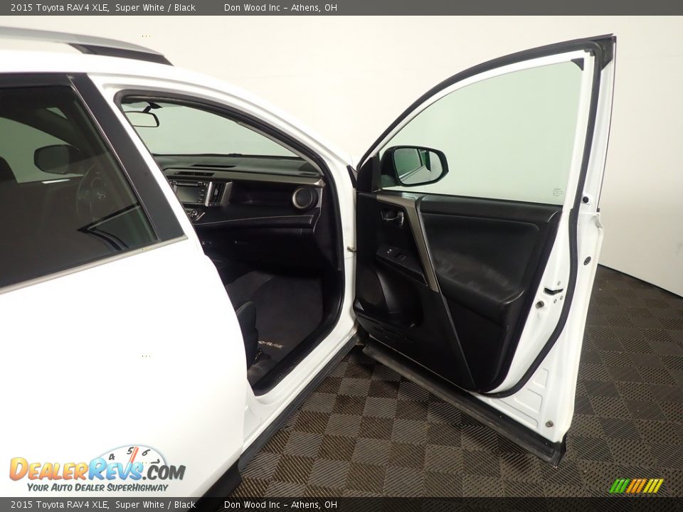 2015 Toyota RAV4 XLE Super White / Black Photo #34