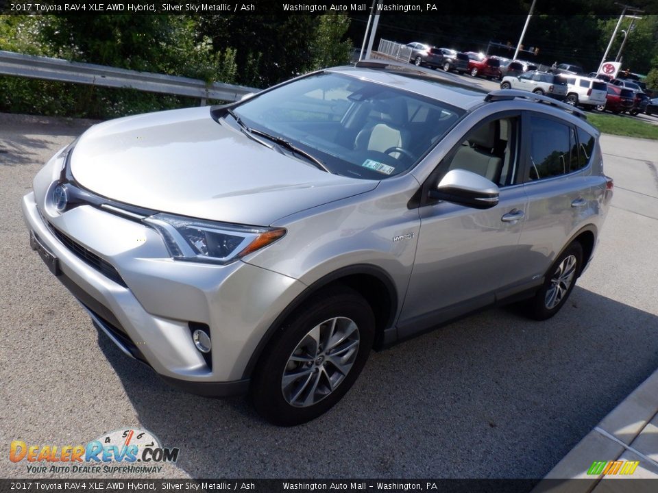 2017 Toyota RAV4 XLE AWD Hybrid Silver Sky Metallic / Ash Photo #12