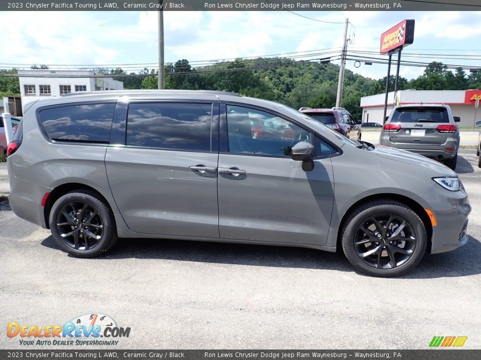 2023 Chrysler Pacifica Touring L AWD Ceramic Gray / Black Photo #7