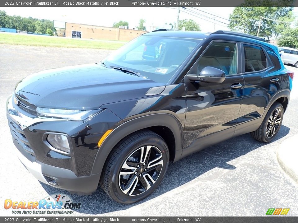 Front 3/4 View of 2023 Chevrolet TrailBlazer LT Photo #8