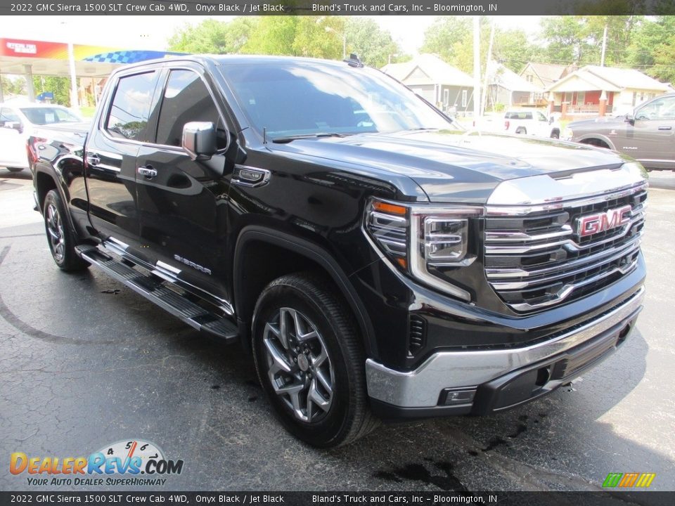 Front 3/4 View of 2022 GMC Sierra 1500 SLT Crew Cab 4WD Photo #5
