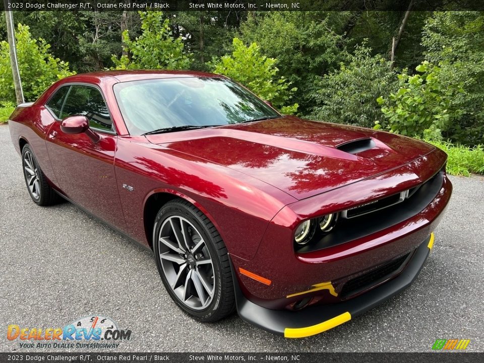 Front 3/4 View of 2023 Dodge Challenger R/T Photo #4