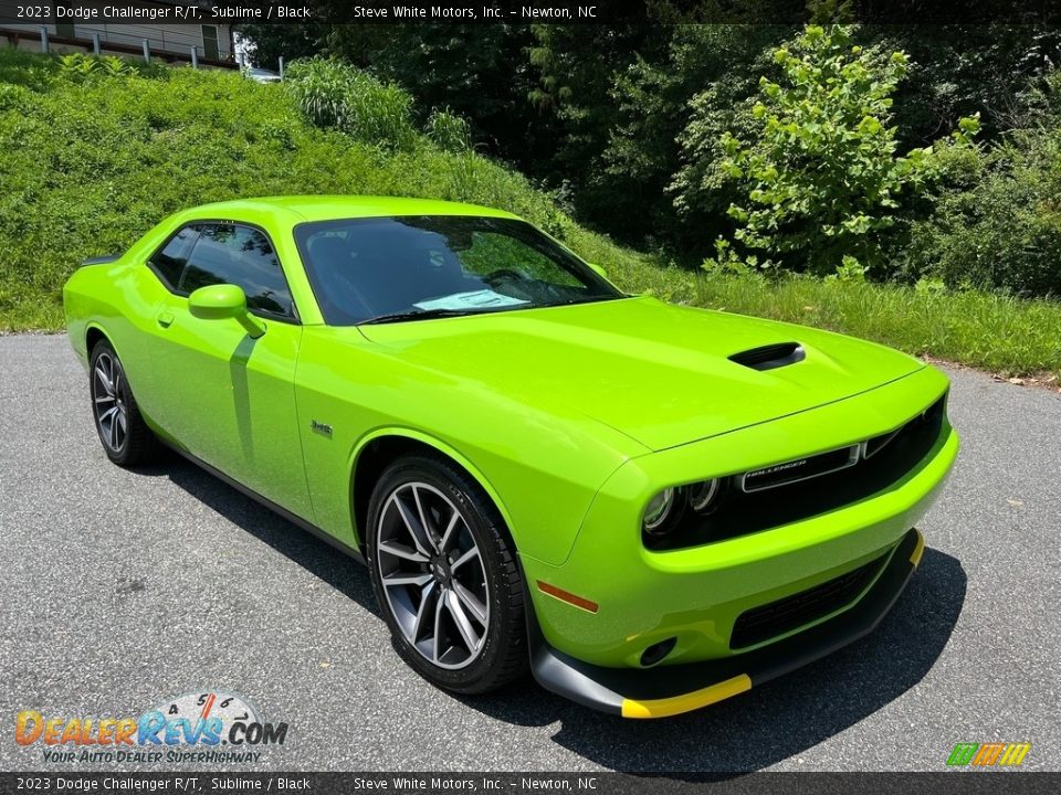 Front 3/4 View of 2023 Dodge Challenger R/T Photo #4