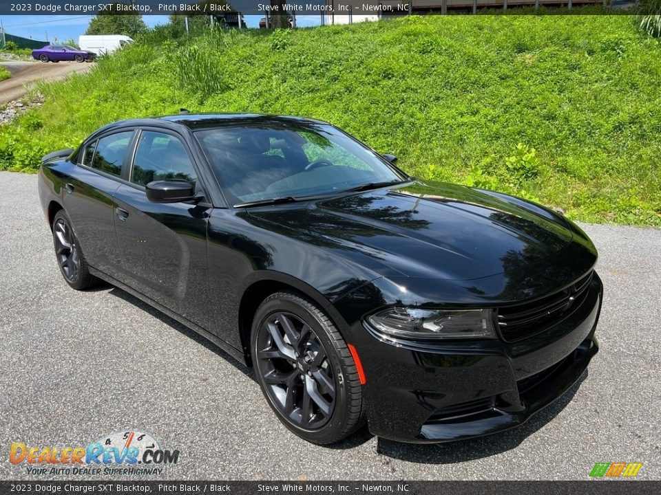 Front 3/4 View of 2023 Dodge Charger SXT Blacktop Photo #4