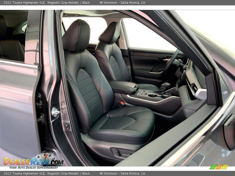 Front Seat of 2022 Toyota Highlander XLE Photo #6