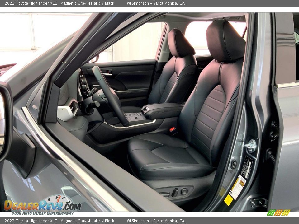 Front Seat of 2022 Toyota Highlander XLE Photo #18