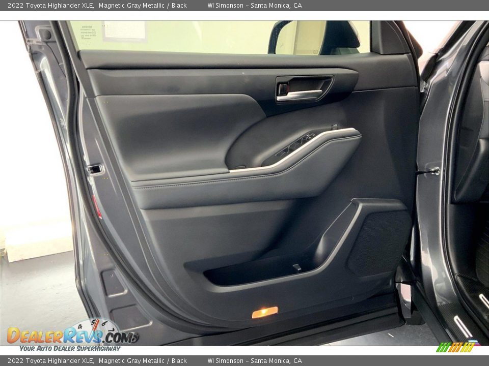 Door Panel of 2022 Toyota Highlander XLE Photo #26