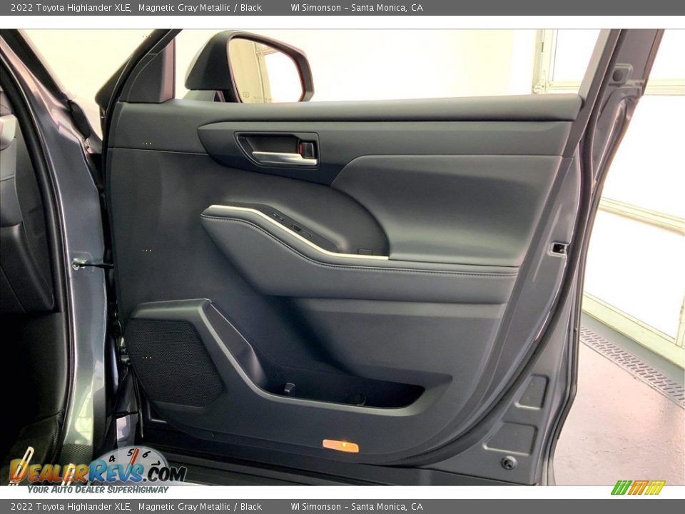 Door Panel of 2022 Toyota Highlander XLE Photo #27