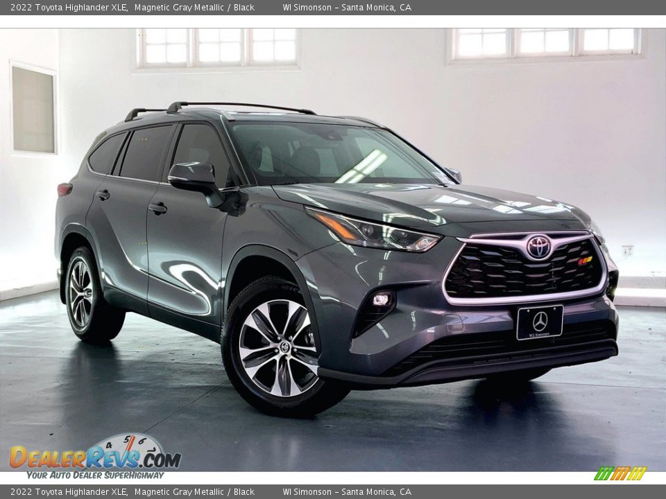 Front 3/4 View of 2022 Toyota Highlander XLE Photo #34