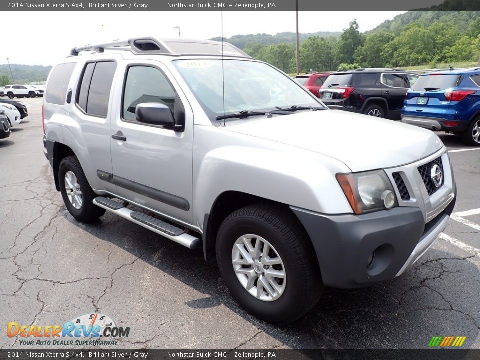 Front 3/4 View of 2014 Nissan Xterra S 4x4 Photo #9