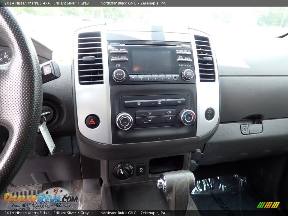 Controls of 2014 Nissan Xterra S 4x4 Photo #24