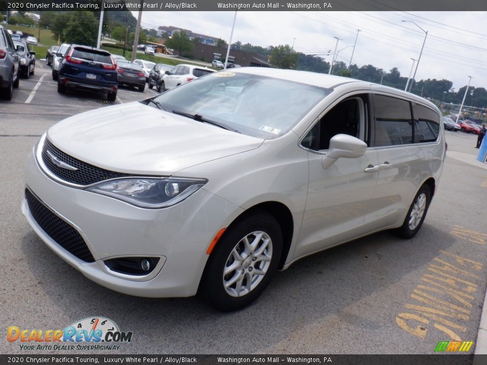 Front 3/4 View of 2020 Chrysler Pacifica Touring Photo #4