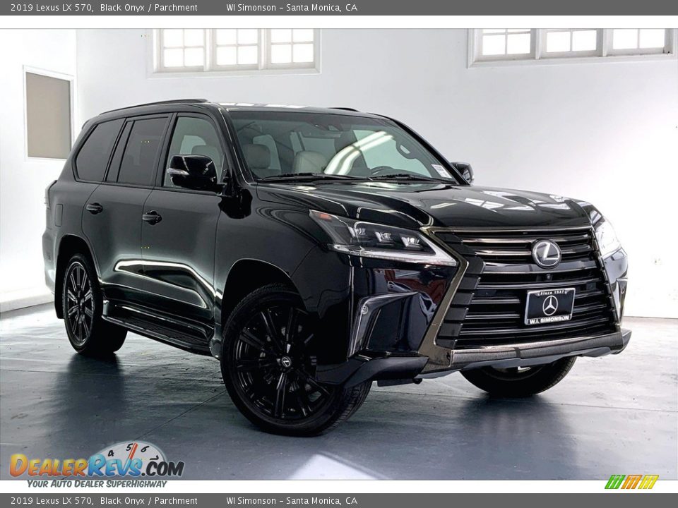 Front 3/4 View of 2019 Lexus LX 570 Photo #34