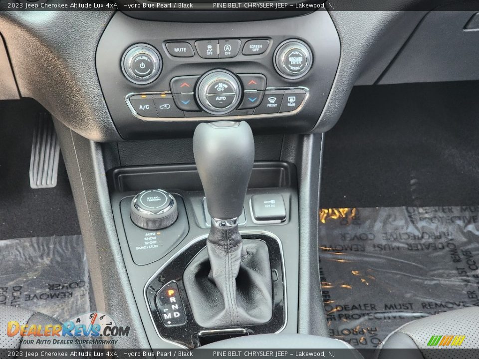 2023 Jeep Cherokee Altitude Lux 4x4 Shifter Photo #10