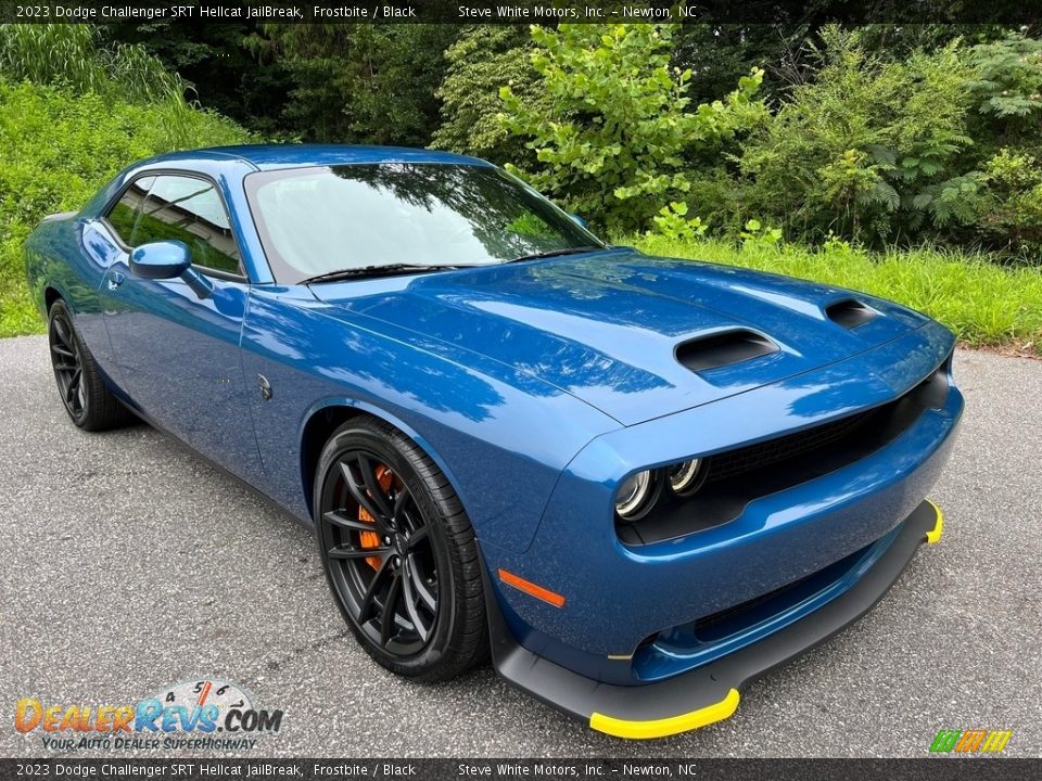 Front 3/4 View of 2023 Dodge Challenger SRT Hellcat JailBreak Photo #4