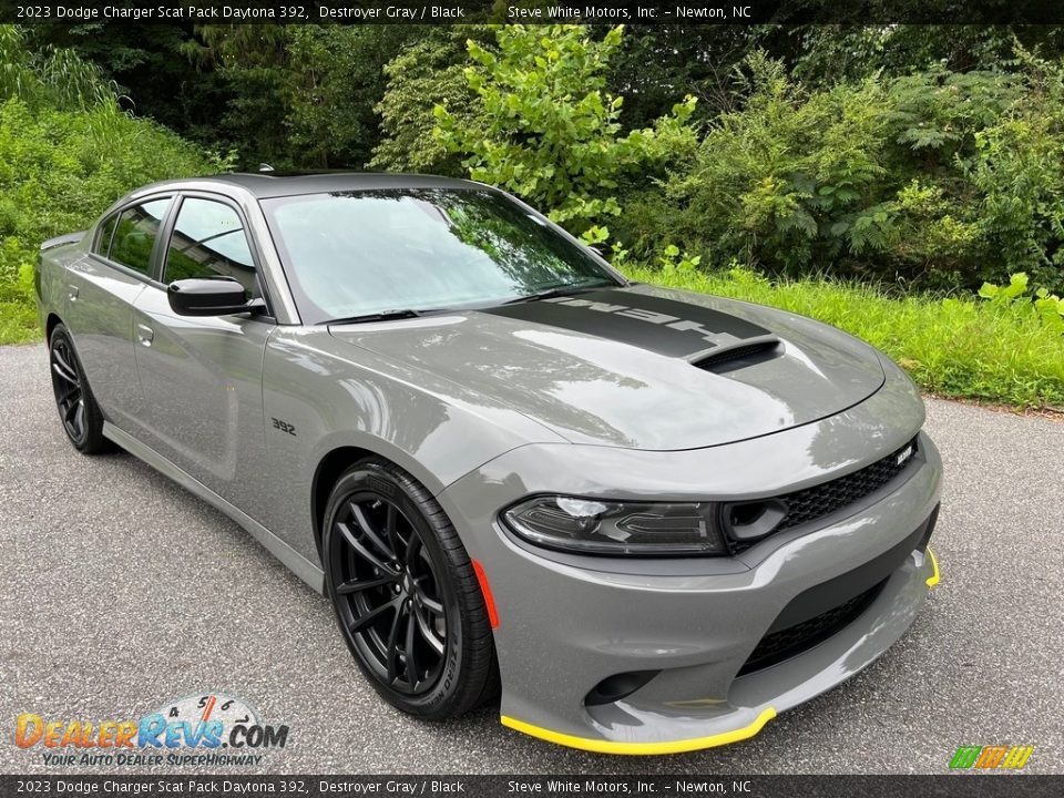 Front 3/4 View of 2023 Dodge Charger Scat Pack Daytona 392 Photo #4